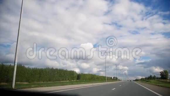 夏季公路开放的阳光路慢动作视频的预览图