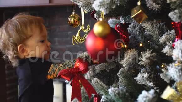 小男孩在圣诞树上摸玩具4k视频的预览图