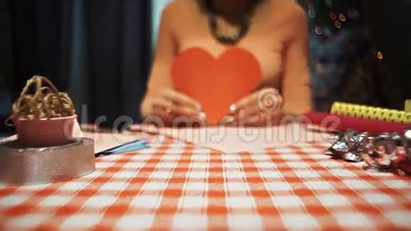 手中的女性撕心裂肺情人节卡片视频的预览图