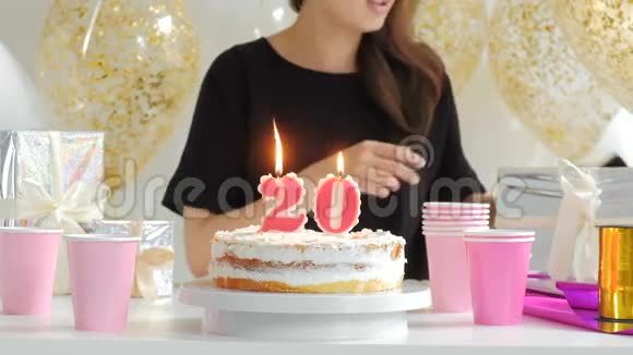 美丽的年轻女子与生日蛋糕和气球对离焦灯1080p全高清视频的预览图