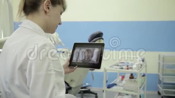 与牙医进行在线咨询男性高级病人与医生聊天的视频PC平板电脑视频的预览图