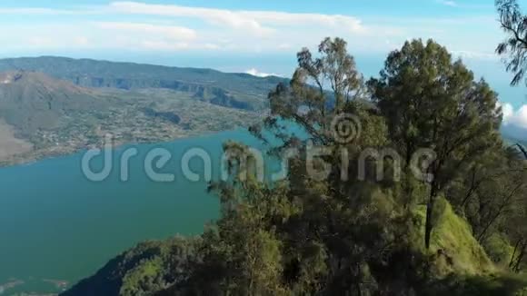 巴厘岛巴图尔火山和湖泊的鸟瞰图视频的预览图