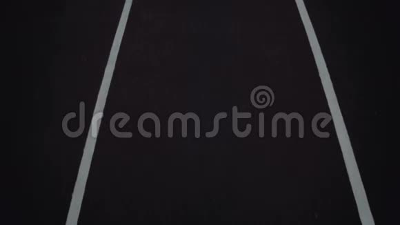 一个年轻人在跑道上奔跑视频的预览图
