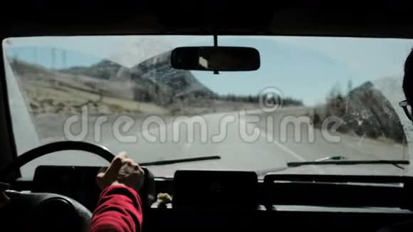 带有乡村道路的汽车挡风玻璃内景20s4k视频的预览图