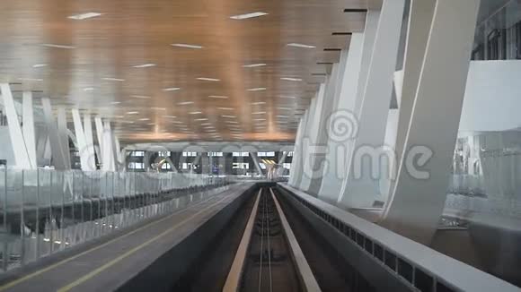 从机舱看到的地铁航班令人难以置信的大而宽敞的车站供乘客使用很高的天花板视频的预览图