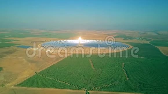 现代圆形太阳能发电厂的鸟瞰图视频的预览图