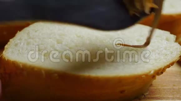 巧克力撒在一块小麦面包上四分之一的特写视频视频的预览图