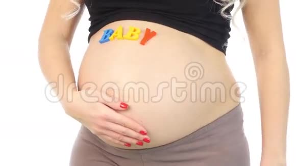 带婴儿字母的孕妇白色特写视频的预览图