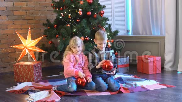 孩子们花时间在圣诞树上4K视频的预览图