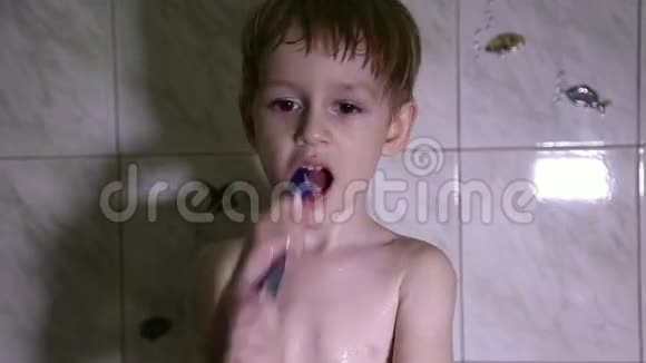 小男孩刷牙视频的预览图