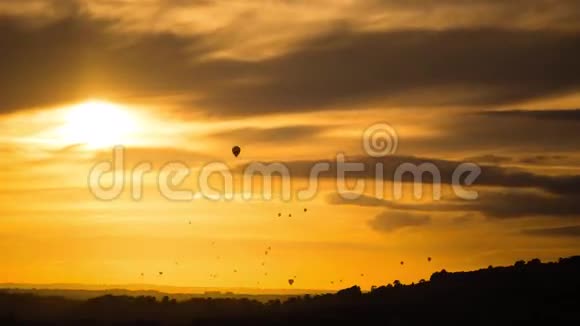 日落前热气球视频的预览图