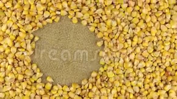 玉米粒在麻布上旋转为你的文字留出空间视频的预览图