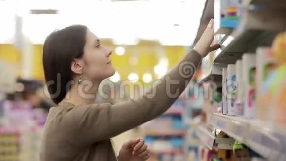 年轻女子在超市里挑选婴儿玩具视频的预览图