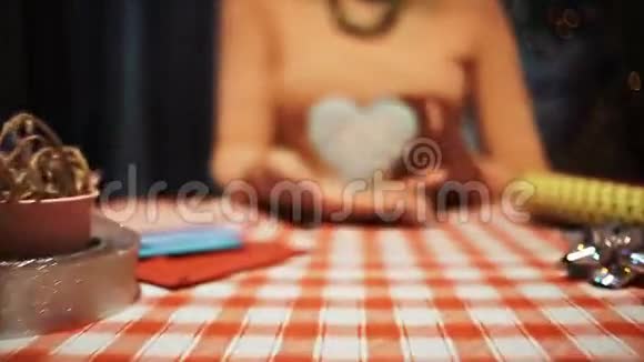 女人手里捧着糖果甜蜜的爱情象征视频的预览图