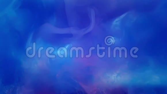 一种漂亮的丙烯酸墨水在水中的混合物蓝色和粉红色的墨水混合时形成抽象的云丙烯酸的云视频的预览图