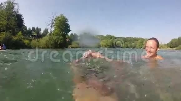 男人在水中潜水而他的女朋友在笑视频的预览图
