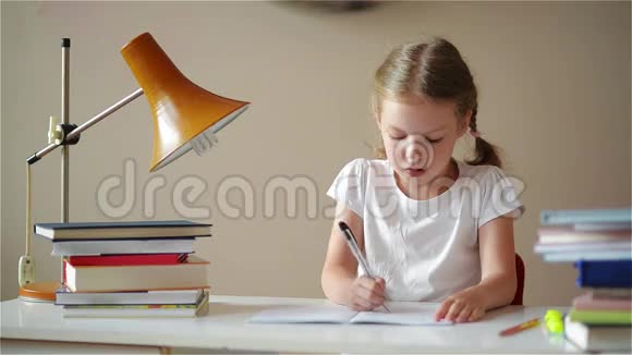 女学生做家庭作业和准备考试可爱的孩子学习她的功课视频的预览图