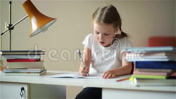 女学生做家庭作业和准备考试可爱的孩子学习她的功课视频的预览图