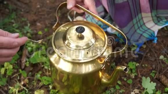 古老的萨莫瓦尔老式茶壶视频的预览图