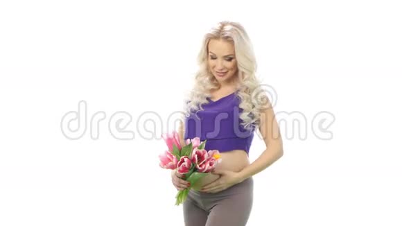 怀着一束鲜花的孕妇肚子白的视频的预览图