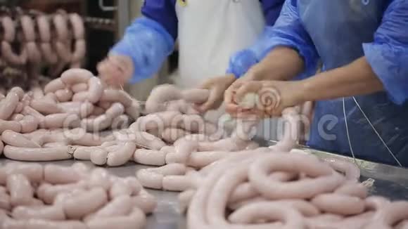 在肉类工业或肉类商店生产香肠一排排生肉熏肉牛肉猪肉小牛肉和香肠视频的预览图