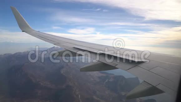 从飞机到亚得里亚海海岸的景色视频的预览图