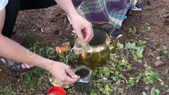 古老的萨莫瓦尔老式茶壶视频的预览图