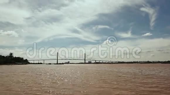 大湄公河上的大桥在移动中射击越南视频的预览图