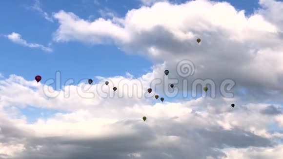 蓝天上五颜六色的热气球视频的预览图