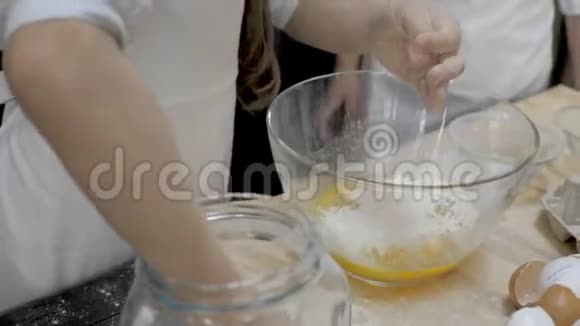 小女孩在厨房捏面团视频的预览图