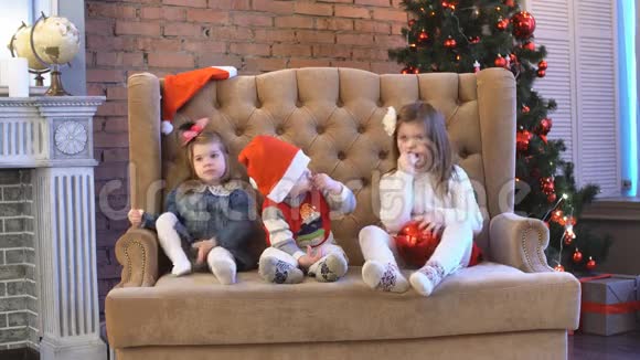 孩子们花时间在圣诞树上4K视频的预览图