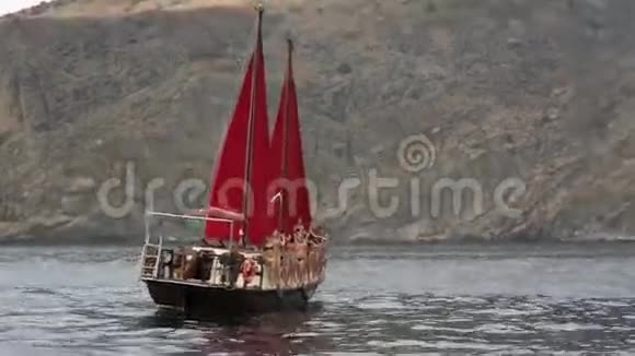 穿着比基尼的性感模特坐在游艇上红帆在海上视频的预览图