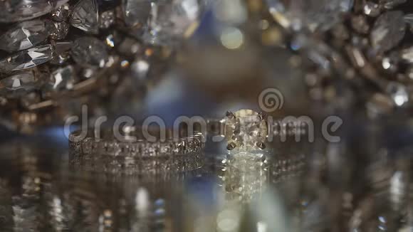 两枚镶有宝石的结婚戒指闪烁着明亮的光芒视频的预览图