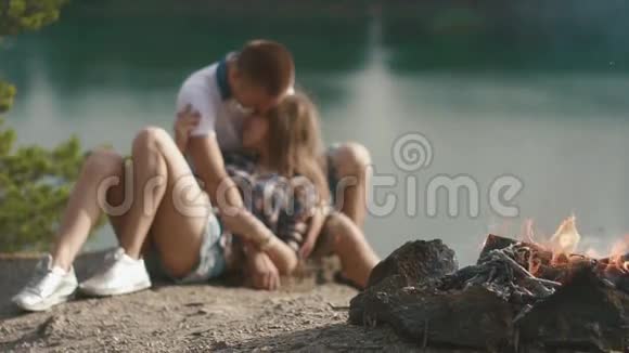 在森林河岸的露营地放松时有一对可爱的青少年拥抱视频的预览图
