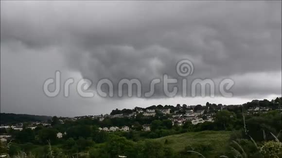 夏天的风暴云过巴斯视频的预览图