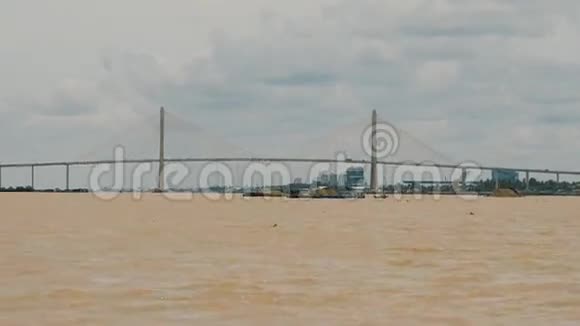 大湄公河上的大桥在移动中射击越南视频的预览图
