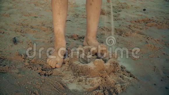 小男孩在沙滩上玩孩子从沙子上雕刻出数字海上夏日活动视频的预览图