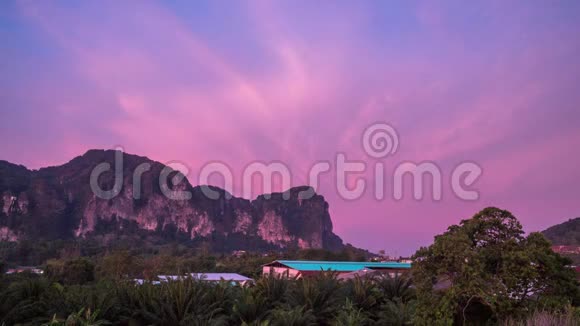 石灰石山热带地区时间推移处的粉红色日出泰国高淑视频的预览图