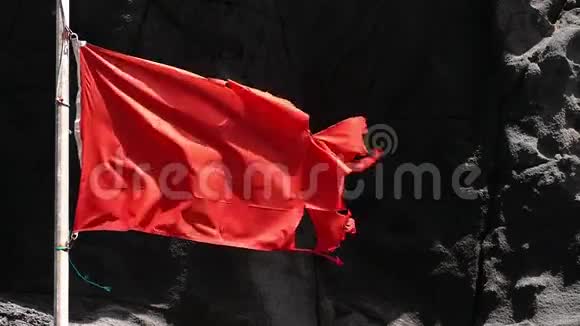 特写破碎的红旗被风感动慢动作视频的预览图