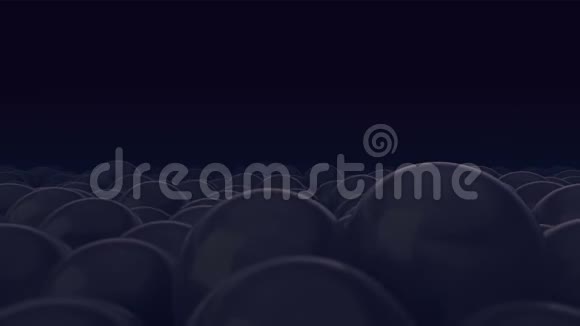 一个粉红色的气球被许多其他气球所反对深紫色背景理想标题文字背景反对所有人视频的预览图