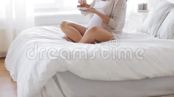 孕妇在家睡觉吃牛角面包视频的预览图