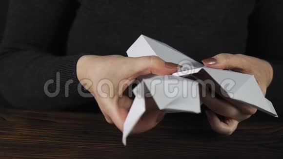 女孩被制成了一只纸3D独角兽视频的预览图