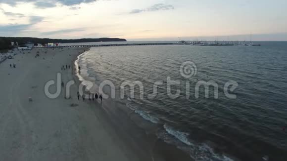 波兰索波特著名的木制码头旁人们漫步视频的预览图