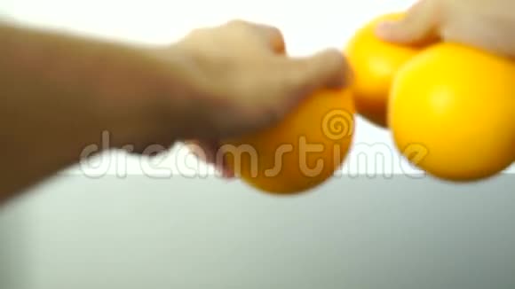 三个橘子放在一个反光桌上一个放两个视频视频的预览图