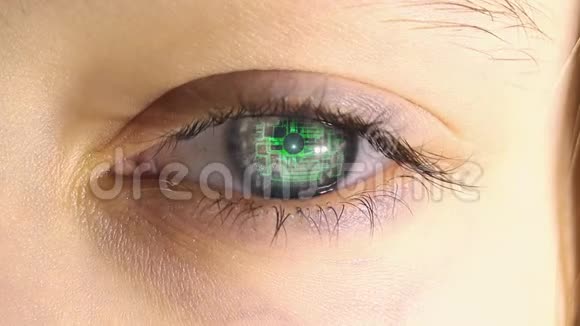 用电子电路和符号投射的人的眼睛未来技术的概念视频的预览图