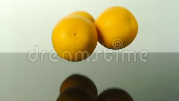 三个橘子落在反射面上一个有两个视频视频的预览图