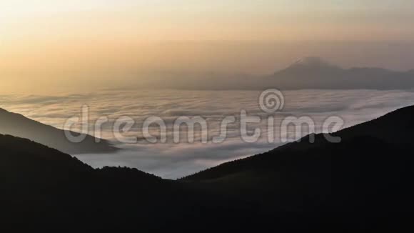 雾蒙蒙的早晨在山上时间流逝日出海波的薄雾全高清1920x1080视频的预览图