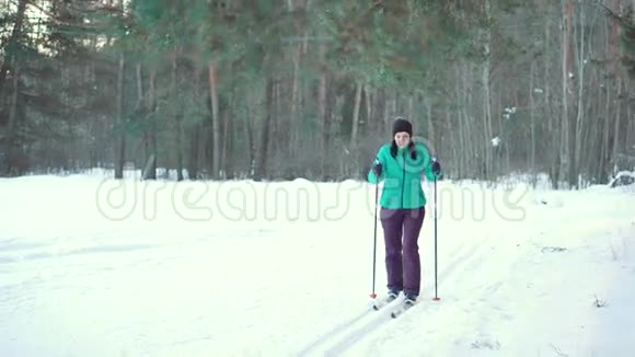 活跃的女人在森林里越野滑雪视频的预览图