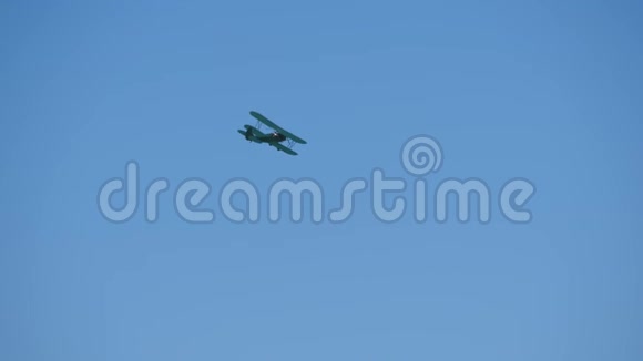 老式两个螺旋桨飞机在空中飞行双翼螺旋桨飞机在蓝天上空飞行视频的预览图