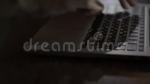 笔记本电脑的键盘和触摸板工作特写视频的预览图